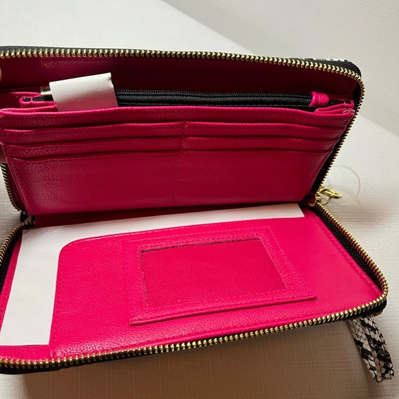 New Betsey Johnson Black and White Snake Print Wristlet Wallet. Card slots - Picture 6 of 7